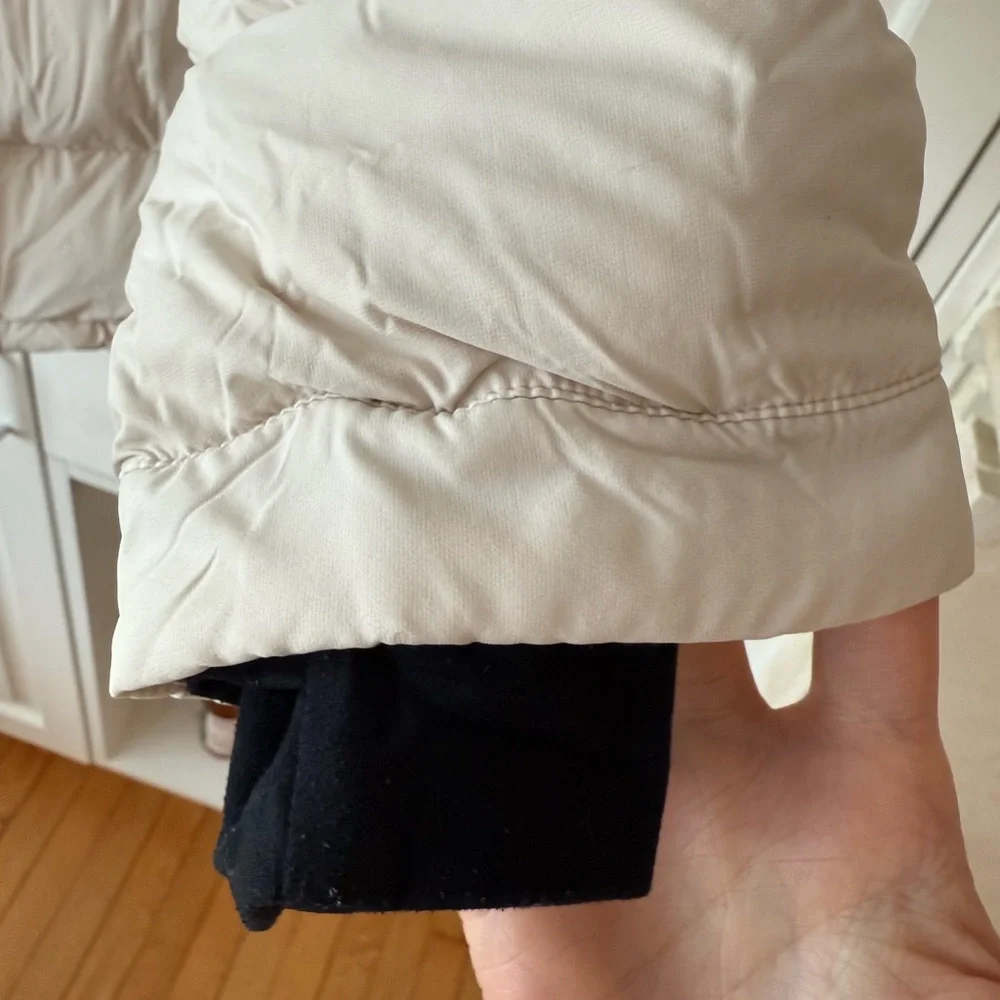 Aritzia Super Puff Jacket in Pearl size M - Picture 2 of 7